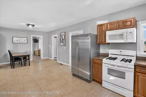 Entry Way - 2637 M-21, Saint Johns, MI 48879 photo 2 of 7