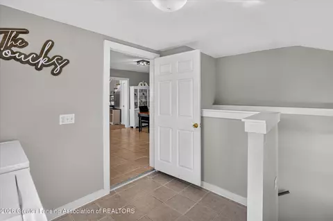 Entry Way - 2637 M-21, Saint Johns, MI 48879 photo 5 of 7