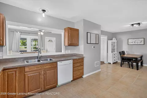 Entry Way - 2637 M-21, Saint Johns, MI 48879 photo 3 of 7