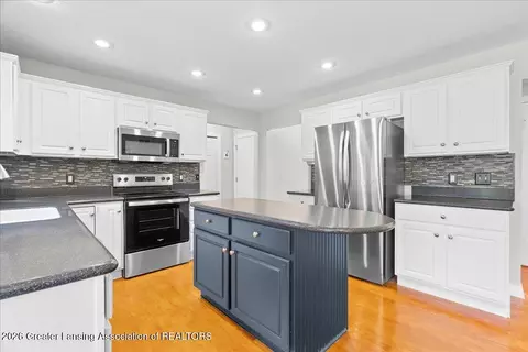 Kitchen - 11592 Sara Ann Dr, Dewitt, MI 48820 photo 4 of 5