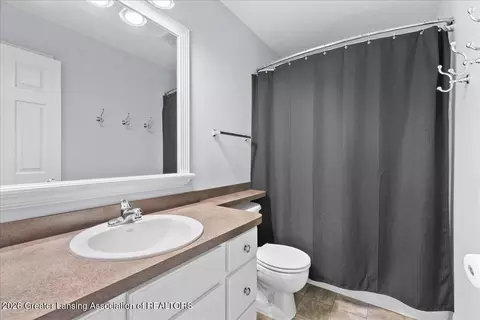 Bath - 11592 Sara Ann Dr, Dewitt, MI 48820 photo 3 of 5