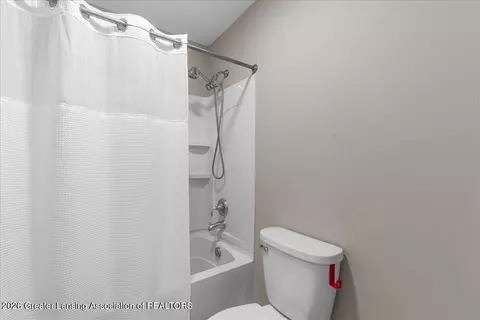 Bath - 11760 Claridge Dr, Dewitt, MI 48820 photo 2 of 4