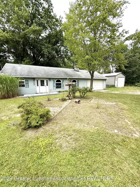 105 Algon Dr, Houghton Lake, MI 48629