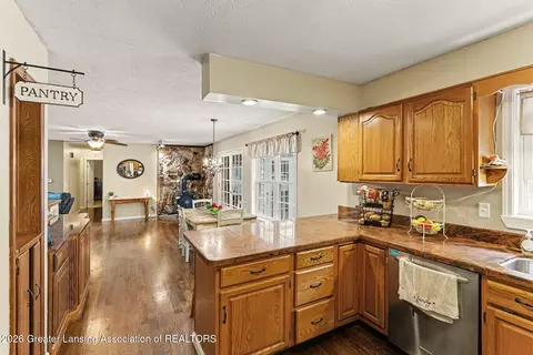 Kitchen - 471 Windrock Ln, Dimondale, MI 48821 photo 2 of 2