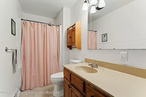 Bath - 471 Windrock Ln, Dimondale, MI 48821 photo 2 of 3