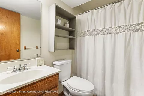Bath - 471 Windrock Ln, Dimondale, MI 48821 photo 3 of 3