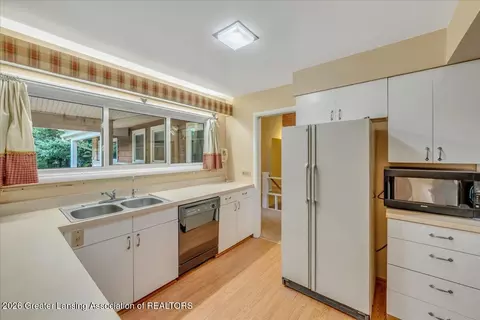 Kitchen - 6150 Valley Trl, Dimondale, MI 48821 photo 2 of 3