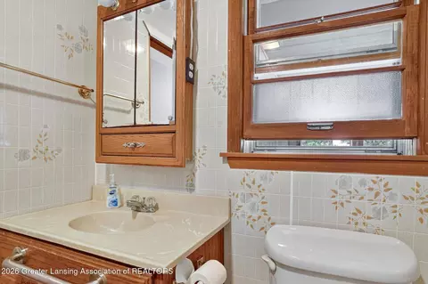 Bath - 9207 W Herbison Rd, Eagle, MI 48822 photo 3 of 3