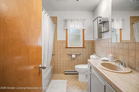 Bath - 427 Bates, Jackson, MI 49202 photo 2 of 3