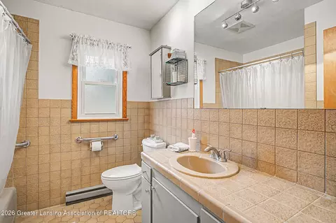Bath - 427 Bates, Jackson, MI 49202 photo 1 of 3