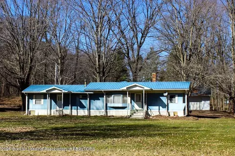 131 Sherman St, Vermontville, MI 49096