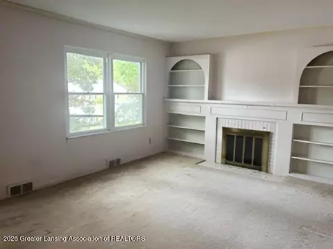 Living - 1018 Ada St, Owosso, MI 48867 photo 2 of 4