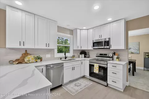 2225 Montego Dr, Lansing, MI 48912