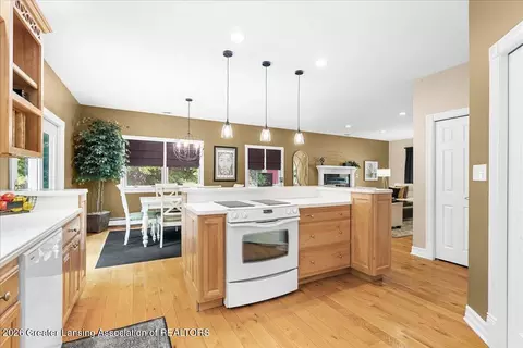 Kitchen - 10222 Red Bud Dr, Haslett, MI 48840 photo 4 of 6