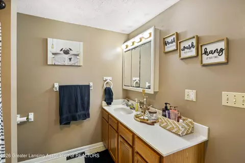 Bath - 302 Wilson St, Dewitt, MI 48820 photo 2 of 3