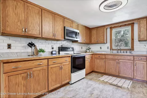 Kitchen - 1189 E Maple Rapids Rd, Saint Johns, MI 48879 photo 2 of 3