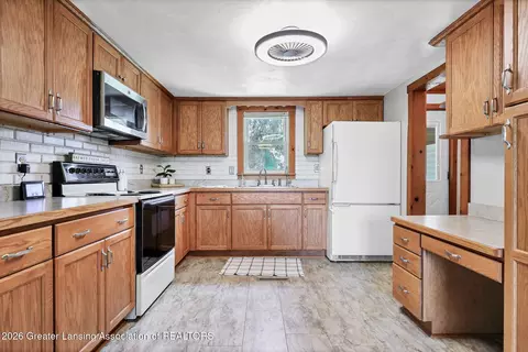 Kitchen - 1189 E Maple Rapids Rd, Saint Johns, MI 48879 photo 3 of 3