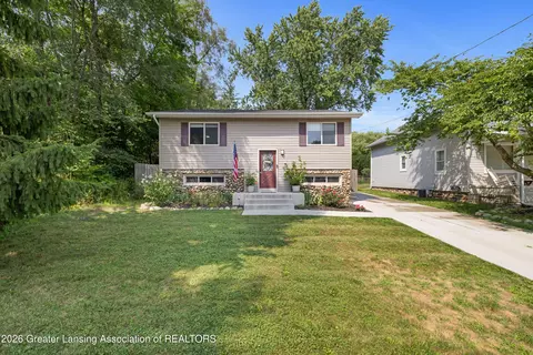 826 Jones St, Grand Ledge, MI 48837