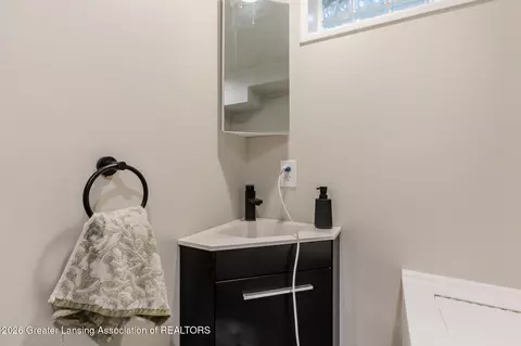 Bath - 2014 Devonshire Ave, Lansing, MI 48910 photo 2 of 3