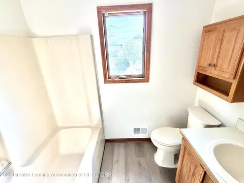 Bath - 1114 Wolf Run Dr, Lansing, MI 48917 photo 2 of 3