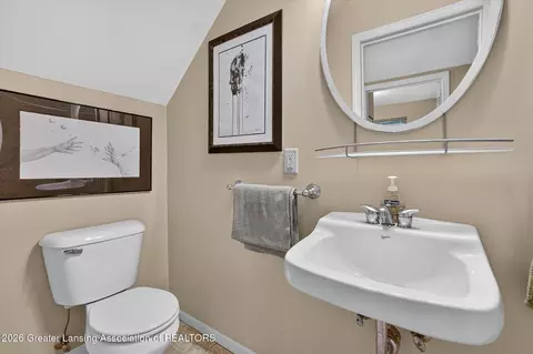 Bath - 16817 Cedarbrook Dr, Haslett, MI 48840 photo 4 of 9