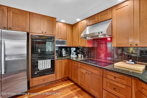 Kitchen - 16817 Cedarbrook Dr, Haslett, MI 48840 photo 4 of 5