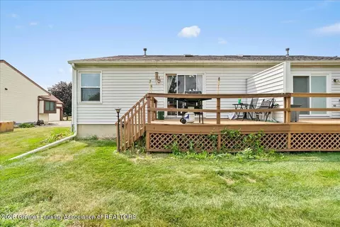 Exterior - 1107 Sunview Dr, Saint Johns, MI 48879 photo 4 of 7