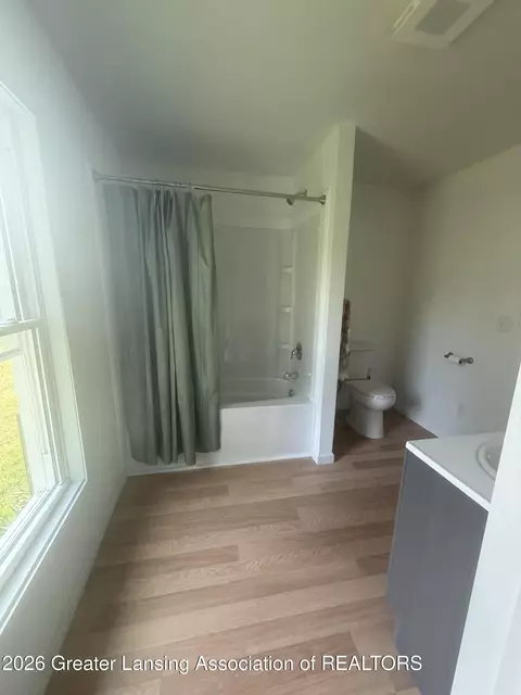 Bath - 12470 Wacousta Rd, Eagle, MI 48822 photo 1 of 2
