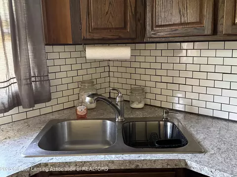 Kitchen - 11433 S Francis Rd, Dewitt, MI 48820 photo 2 of 2