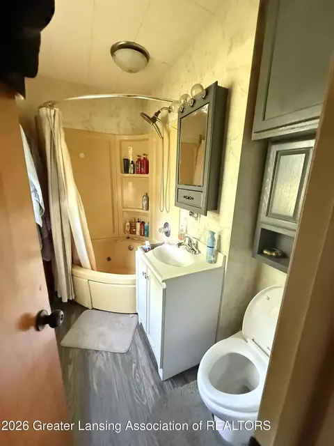 Bath - 11433 S Francis Rd, Dewitt, MI 48820 photo 2 of 3