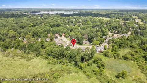 View/Area - 5532 Silverleaf Ct, Haslett, MI 48840 photo 3 of 10