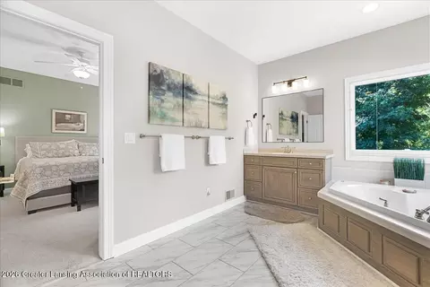 Bath - 5532 Silverleaf Ct, Haslett, MI 48840 photo 5 of 8