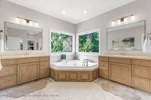 Bath - 5532 Silverleaf Ct, Haslett, MI 48840 photo 2 of 8