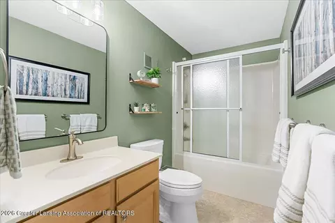 Bath - 5532 Silverleaf Ct, Haslett, MI 48840 photo 7 of 8