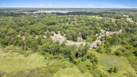 View/Area - 5532 Silverleaf Ct, Haslett, MI 48840 photo 4 of 10