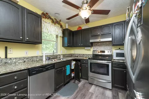 Kitchen - 154871549 Gary Ln, Bath, MI 48808 photo 2 of 2