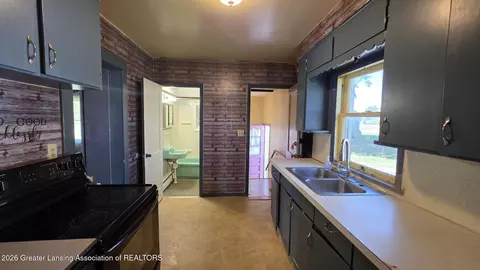 Entry Way - 1323 E Willoughby Rd, Lansing, MI 48911 photo 2 of 3