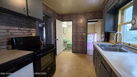 Entry Way - 1323 E Willoughby Rd, Lansing, MI 48911 photo 5 of 5