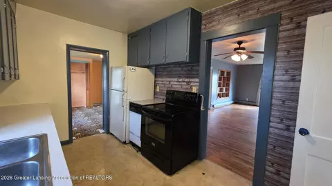 Entry Way - 1323 E Willoughby Rd, Lansing, MI 48911 photo 2 of 5