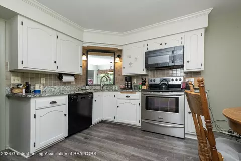 Kitchen - 1004 Hanover St, Owosso, MI 48867 photo 2 of 3
