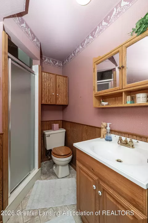 Bath - 1004 Hanover St, Owosso, MI 48867 photo 3 of 3