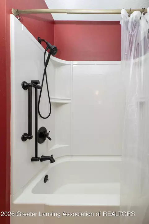 Bath - 1004 Hanover St, Owosso, MI 48867 photo 2 of 3