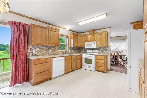 Kitchen - 10586 Williams Rd, Dewitt, MI 48820 photo 4 of 5