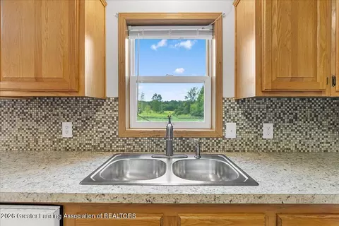 Kitchen - 10586 Williams Rd, Dewitt, MI 48820 photo 5 of 5