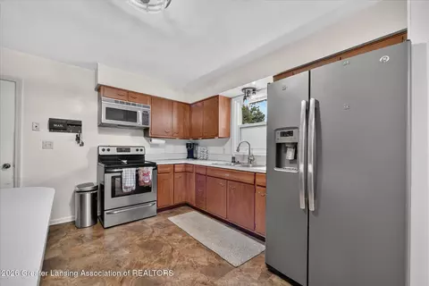 Kitchen - 723 Cherry St, Charlotte, MI 48813 photo 4 of 5