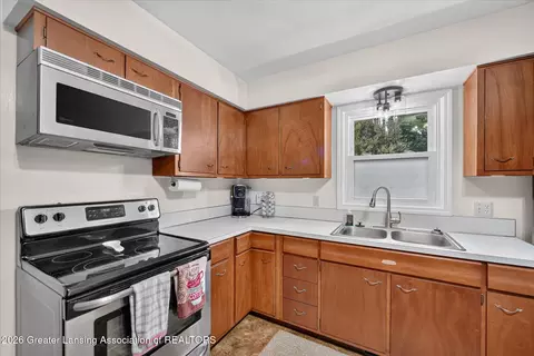 Kitchen - 723 Cherry St, Charlotte, MI 48813 photo 3 of 5
