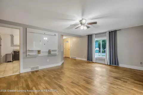 Living - 1125 Scott St, Jackson, MI 49202 photo 2 of 3