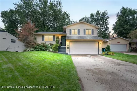 2720 Darien Dr, Lansing, MI 48912
