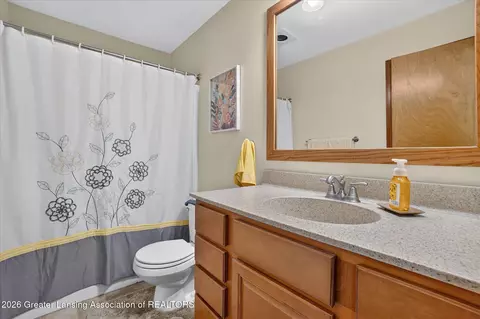 Bath - 12382 Burlingame Dr, Dewitt, MI 48820 photo 3 of 4