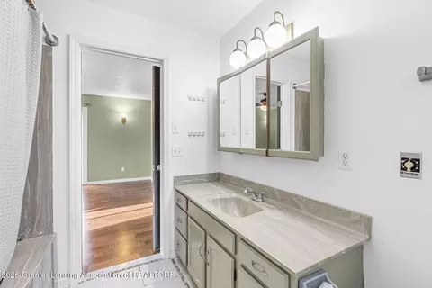 Bath - 6044 Bishop Rd, Lansing, MI 48911 photo 3 of 4